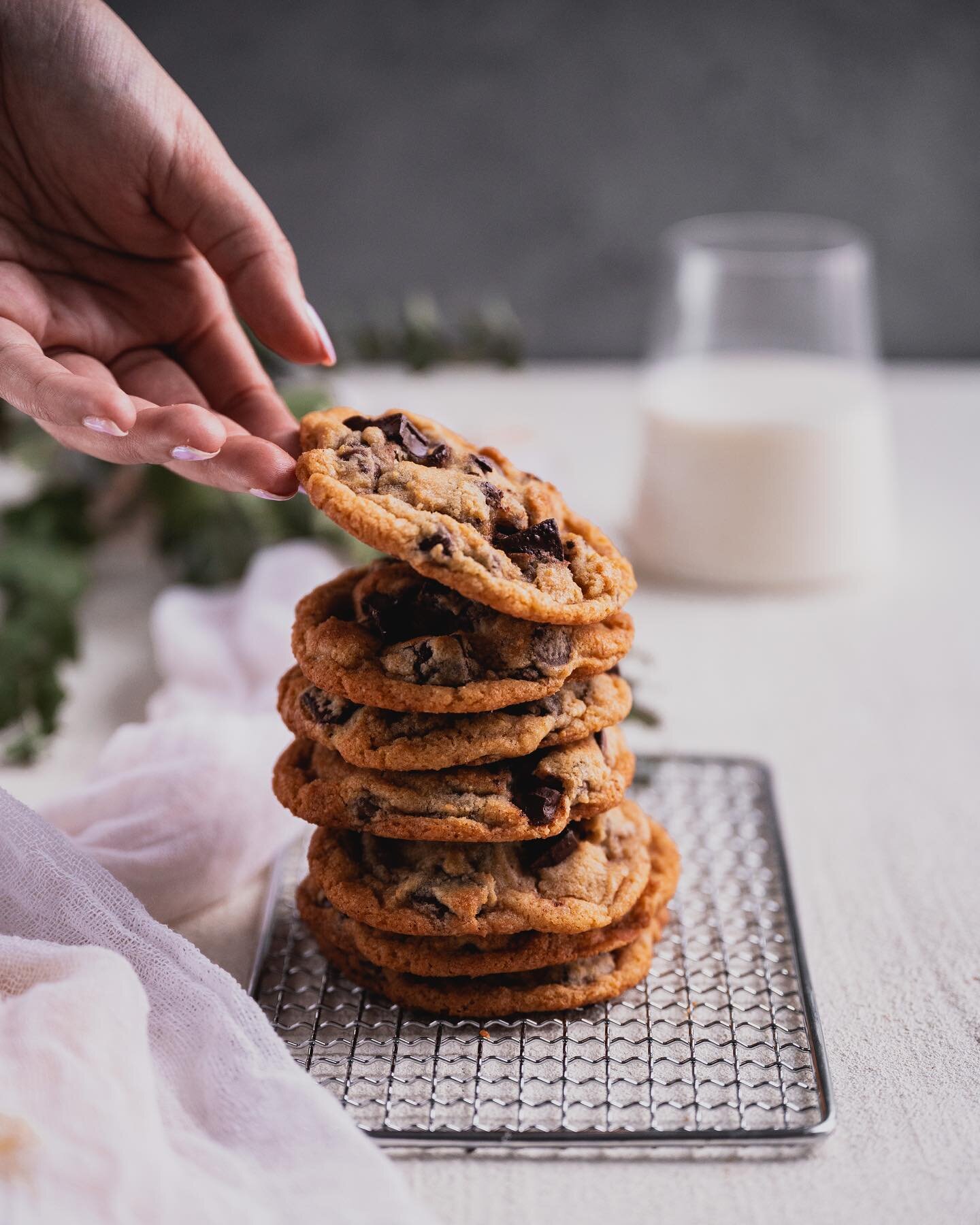 Chocolate chip cookies have always been one of my favorite desserts ever since I was a child. ⁣
⁣
A nice, warm chocolate chip cookie with a glass of cold milk. I am very picky with chocolate chip cookies, and not every cookie satisfies me. ⁣
For me, 